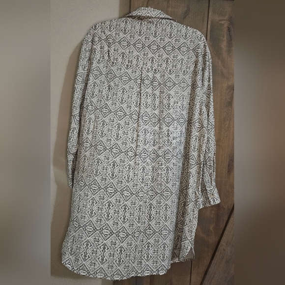 DRESS FORUM Piper Button down shirt dreas. White/black printed. Size medium NWT - Picture 12 of 15